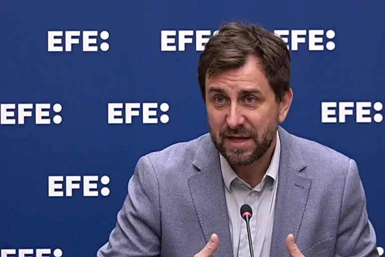 FOTOGRAFÍA. BRUSELAS (BÉLGICA), 31 DE MAYO DE 2024. El prófugo Antonio no jura la Constitución. JxCat: "El PSOE debe facilitar la investidura Puigdemont". El candidato de la derechista cobarde separatista Junts per Catalunya (JxCAT) en las elecciones europeas del próximo domingo 9 de junio de 2024 (9J) y golpista fugado de la Justicia española desde 2017, Antonio Comín Oliveres (Toni Comín), durante su participación en Bruselas (Bélgica) en el ciclo de ruedas de prensa organizadas por la Agencia Efe, en marco d ela campaña electoral. Efe