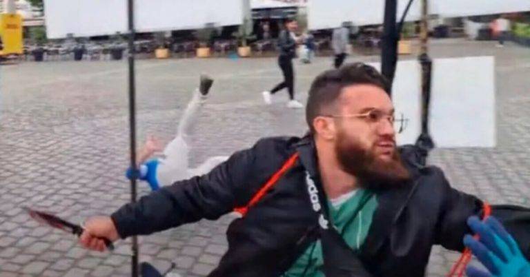 FOTOGRAFÍA. MANNHEIM (ALEMANIA), 31 DE MAYO DE 2024. Un terrorista islamista apuñala a los alemanes en Mannheim (Alemania). El ataque terrorista con cuchillo registrado este viernes contra un grupo de militantes anti-islamismo radical en Mannheim (suroeste de Alemania) dejó seis heridos, entre ellos un agente de policía que trató de detener al agresor, según confirmaron a Efe las fuerzas del orden. Captura vídeo/Lasvocesdelpueblo (Ñ Pueblo)