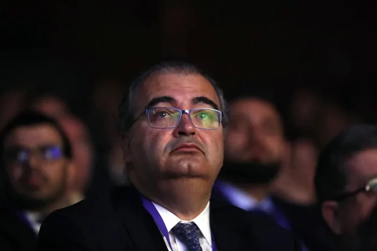 FOTOGRAFÍA. MADRID (REINO DE ESPAÑA), SIN FECHA CONCRETADA. FECHA HECHOS RELACIONADOS, MADRID (REINO DE ESPAÑA), 11 DE JUNIO DE 2024. El banquero Ángel Ron al juicio por estafa y falsedad contable. Detalle de Ángel Carlos Ron Güimil (Ángel Ron), presidente del sexto grupo bancario de España que es "Banco Popular Español" hasta el 20 de febrero de 2017, durante una asamblea de los accionistas del Banco Popular Español. Efe 