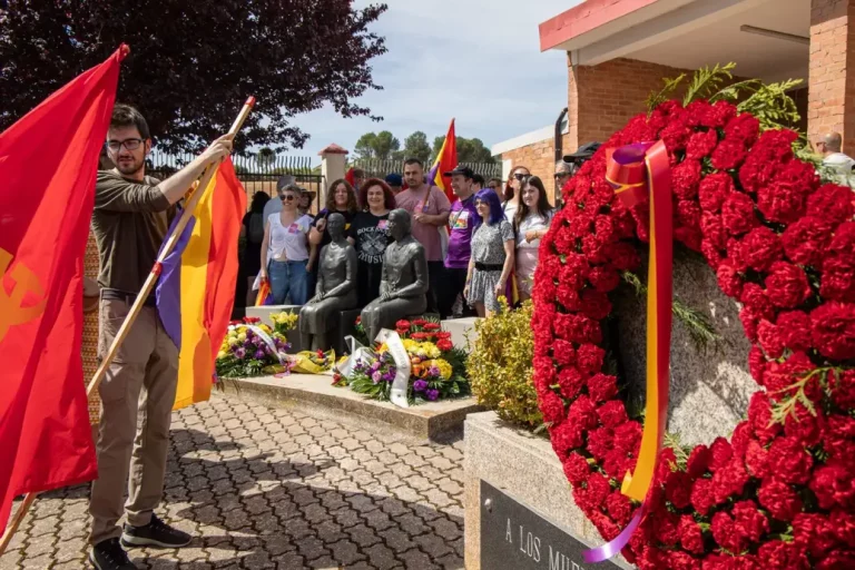 FOTOGRAFÍA. LOGROÑO (LA RIOJA) REINO DE ESPAÑA, 14 DE ABRIL DE 2024. ¿Alvise Pérez no es la solución pero es la tabla?- Una caravana de vehículos, con banderas comunistas preconstitucionales, ha partido este domingo de la Plaza del Ayuntamiento de Logroño hasta el cementerio civil de "La Barranca", en Lardero, en reivindicación de la norma totalitaria del régimen de coalición comunista de España, titular Pedro Sánchez Pérez-Castejón, llamada "Memoria Democrática", que está siendo derogada por los Gobiernos de VOX, y al grito de "República Española". Este acto de los ultras forma parte de los actos convocados este domingo por las izquierdas extremistas y resto de grupos zurdos que integrante el comunismo en el Reino de España: Izquierda unida (IU), Partido Comunista de España (PCE) de La Rioja, etc., para conmemorar el 93 aniversario de la proclamación del régimen criminal comunista de España "Segunda República Española". Efe