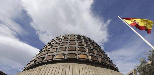 FOTOGRAFÍA. MADRID (REINO DE ESPAÑA), 4/11/2014. TC de Conde-Pumpido rechaza el recurso de VOX y avala el aborto a menores. Detalle de una fachada del Tribunal Constitucional (TC) donde hoy se han reunido sus miembros que decidido por unanimidad suspender cautelarmente la consulta soberanista alternativa convocada por la Generalitat para el 9N, al admitir a trámite el recurso que el Gobierno presentó contra esta convocatoria.La decisión ha sido adoptada esta mañana por el pleno del tribunal de garantías en respuesta a la solicitud que le hizo el ejecutivo central en este sentido. La suspensión afecta no solo a la convocatoria en sí sino también a todos los actos organizados por la Generalitat catalana relativos al proceso de participación ciudadana previsto para el 9 de noviembre alternativo y tiene efectos desde el pasado 31 de octubre, fecha en que fue solicitada por el Abogado del Estado en nombre del ejecutivo de Mariano Rajoy. Efe