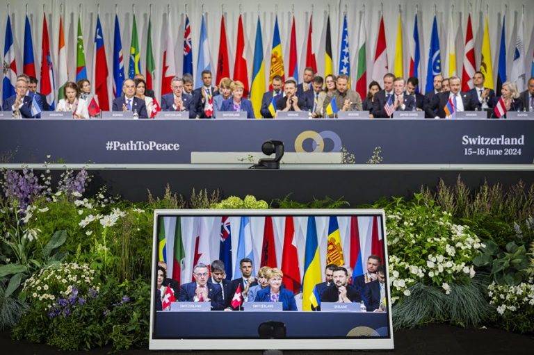 FOTOGRAFÍA. STANSSTAD (SUIZA), 16 DE JUNIO DE 2024. Los socios de Rusia declinan firmar Declaración sobre paz en Ucrania. Cumbre Ucrania declaración. Cumbre Ucrania declaración, Vista de la última sesión de la cumbre, este domingo en Stansstad (Suiza). Efe