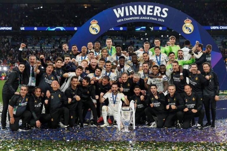 FOTOGRAFÍA. LONDRES (REINO UNIDO), 01 DE JUNIO DE 2024. "Dios es madridista; Dios lleva el escudo del Real Madrid". Explicar el Real Madrid es contar que el hombre que abrió la final, con un gol de cabeza, era el de menor en estatura de los 22 que estaban sobre el terreno de juego. Entender a este club es aceptar que Dani Carvajal, con su 1.73 de altura, fue el que se elevó por encima de los gigantes alemanes para derribar la resistencia del Borussia Dortmund y dar a los Blancos una Decimoquinta Copa de Europa coronada por la sentencia de Vinícius Júnior (0-2), durante la final de la Liga de Campeones que Real Madrid y Borussia Dortmund disputan hoy sábado en el estadio de Wembley, en Londres. Real Madrid/Lasvocesdelpueblo (Ñ Pueblo)