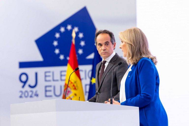 FOTOGRAFÍA. MADRID (REINO DE ESPAÑA), 09 DE JUNIO DE 2024. Brutal caída de la participación en Cataluña y Extremadura. Elecciones europeas del 9J. El secretario de Estado de Comunicación y miembro del PSC/PSOE, Francesc Vallès Vives; y la subsecretaria del Ministerio del Interior quien hasta su nombramiento, era directora del Gabinete del presidente del Tribunal Supremo y del Consejo General del Poder Judicial y pertenece al Cuerpo Superior de Administradores Civiles del Estado desde el año 1994, Susana Crisóstomo Sanz, informan sobre los datos de participación y apertura de colegios electorales de los comicios al Parlamento Europeo de este domingo, para una legislatura de 5 años. Lasvocesdelpueblo (Ñ Pueblo)