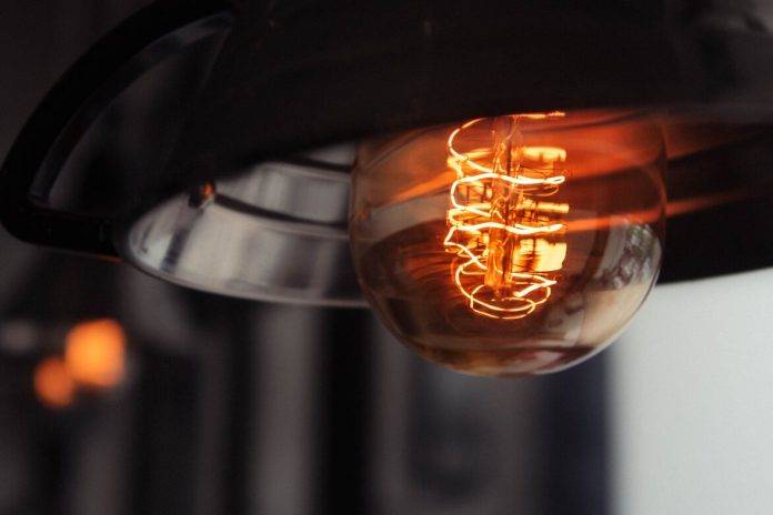 FOTOGRAFÍA. BARCELONA (REINO DE ESPAÑA), 29 DE JUNIO DE 2024. El precio de la electricidad rebasa los 90 euros por MWh.- Precio de la luz en junio es el segundo más caro del año.- Primer disparo de una gran bombilla encendida con un fondo borroso. Imagen creada por Freepik/Lasvocesdelpueblo (Ñ Pueblo)