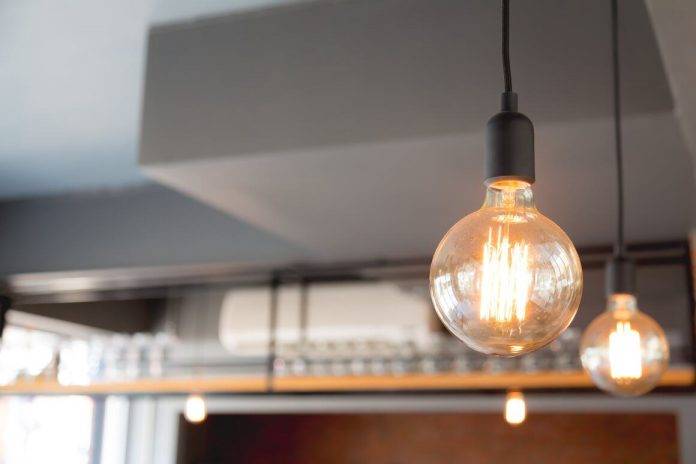 FOTOGRAFÍA. BARCELONA (REINO DE ESPAÑA), 29 DE JUNIO DE 2024. Precio de la luz por encima de los 100 euros.- Detalle de una bombilla grande encendida en un restaurante. Imagen creada por Freepik/Lasvocesdelpueblo (Ñ Pueblo)
