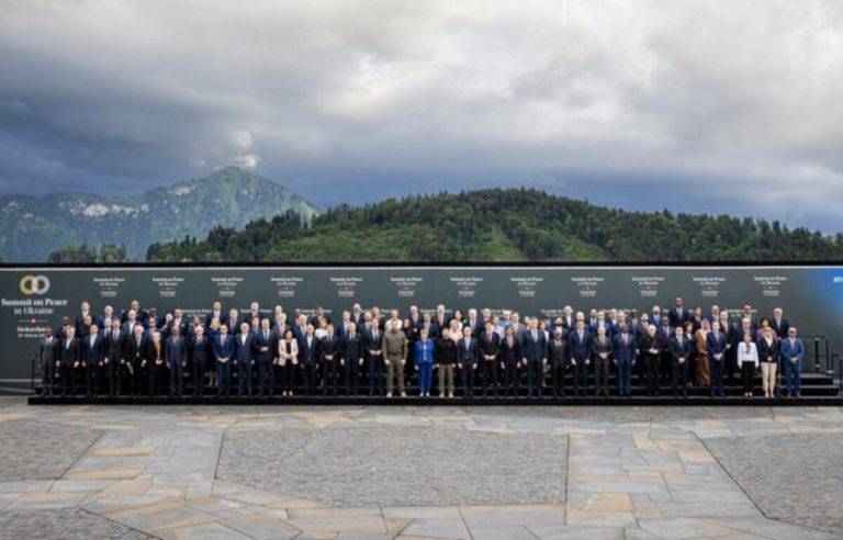 FOTOGRAFÍA. BÜRGENSTOCK (SUIZA), 15 DE JUNIO DE 2024. Ucrania debe controlar su central nuclear de Zaporiyia. Foto de familia de los presidentes de Gobiernos de un total de 92 países, procedentes prácticamente de todos los continentes, y los representantes de un total 8 organizaciones entre ellas: Consejo de Europa, Unión Europea, parlamento Europeo, Organización de las Naciones Unidas, Organización de los Estados americanos (continente americano, norte e hispanoamérica), entre otros, este sábado, 15 de junio de 2024, durante la llamada "Cumbre sobre Paz en Ucrania", presidida por la presidente de Suiza, Viola Amherd, y su homólogo presidente de Ucrania, Volodímir Zelenski. El régimen ruso liderado por Vladimir Putin ordenó la invasión del territorio soberano de Ucrania el pasado 24 de febrero de 2022. Gobierno federal de Suiza/Lasvocesdelpueblo (Ñ Pueblo)