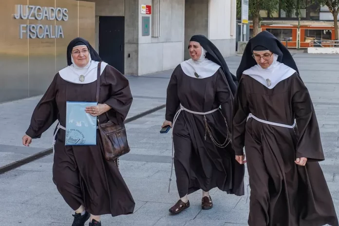 las monjas clarisas de Belorado, cuando fueron al Juzgado de Burgos FOTOGRAFÍA. BURGOS (CASTILLA Y LEÓN) REINO DE ESPAÑA, 31 DE MAYO DE 2024. Monjas: La Iglesia no nos puede imponer "farsa de excomunión".- Tres monjas del convento de Belorado salen del juzgado de Burgos el pasado 31 de mayo. Las 10 monjas del Convento cristiano se han levantado contra la Iglesia Católica cuyas autoridades regionales han activado el proceso de su excomunión y expulsión de la Comunidad cristiana ipso facto de la vida consagrada. Efe
