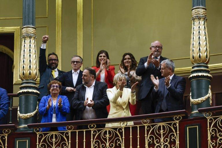 FOTOGRAFÍA. 30 DE MAYO DE 2024. El artículo 2.e pone en jaque la amnistía. El Congreso aprobó el 30 de mayo con 177 votos a favor y 172 en contra, la proposición de ley corrupta de amnistía criminal. [Proposición de ley de amnistía para la normalización institucional; política y social en Cataluña] Una iniciativa pactada por el PSOE con separatismo (JxCat y ERC) y que permitió hace seis meses la investidura de Pedro Sánchez. En la imagen, los golpistas delincuentes del Procés: Oriol Junqueras Vies y Carme Forcadell Lluís. entre otros en la tribuna de invitados de la Cámara Baja. Efe