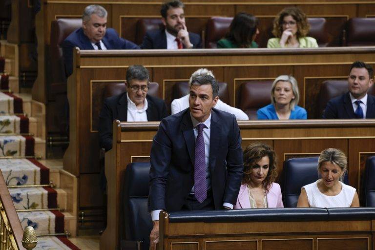 FOTOGRAFÍA. 30 DE MAYO DE 2024. La amnistía al 1-O entra en vigor este martes 11J . En la imagen, el presidente de Gobierno de coalición comunista de España, Pedro Sánchez Pérez-Castejón, por el Partido Socialista Obrero Español (PSOE), respondiendo "sí" a la votación de la ley corrupta de Amnistía criminal al golpe de Estado en Cataluña, una norma criminal y golpista cuyos primeros beneficiarios han sido precisamente PSOE y Pedro Sánchez Pérez-Castejón al recibir los votos del resto de beneficiarios para seguir en el poder. El Congreso aprobó el 30 de mayo con 177 votos a favor y 172 en contra, la proposición de ley corrupta de amnistía criminal. Efe