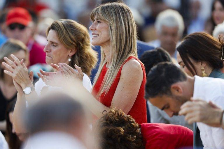 FOTOGRAFÍA. BENALMÁDENA (MÁLAGA) ANDALUCÍA (REINO DE ESPAÑA), 05 DE JUNIO DE 2024. El máster de la mujer de Sánchez no cumple con "requisito previo". La mujer del secretario general del PSOE y presidente del Gobierno de coalición comunista de España y secretario general del PSOE, Pedro Sánchez Pérez-Castejón, María Begoña Gómez Fernández (Begoña Gómez) (c), durante un acto electoral de los socialistas en Benalmádena (Málaga), este miércoles. Efe