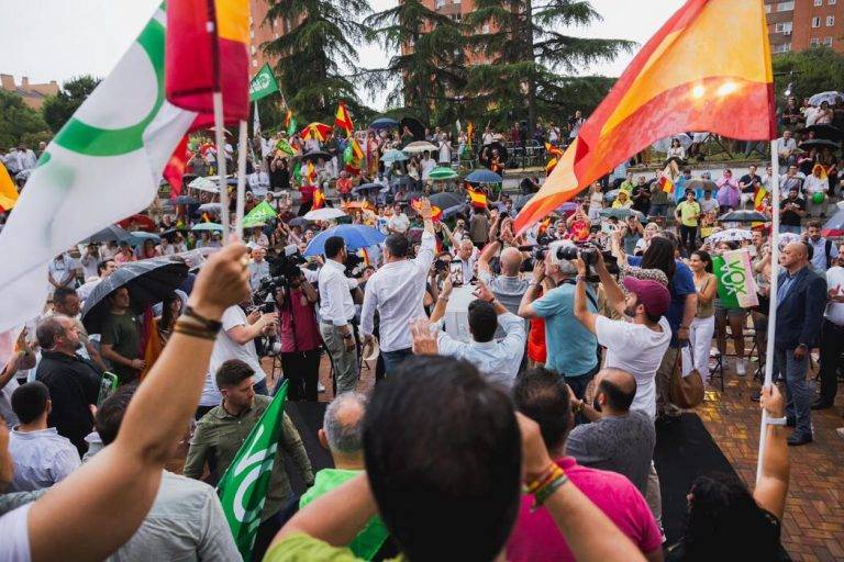 FOTOGRAFÍA. FUENLABRADA (MADRID) REINO DE ESPAÑA. VOX señala a los "burócratas criminales", 07 DE JUNIO DE 2024. Con protagonista también la lluvia, el líder opositor español y presidente VOX, Santiago Abascal Conde; el secretario general de VOX, Ignacio Garriga Vaz de Conceiçao; la portavoz del Grupo VOX en la Asamblea de Madrid, Rocío Monasterio San Martín; han arropado hoy al candidato de VOX a las elecciones europeas del próximo domingo, 9 de junio de 2024 (9J), Jorge Buxadé Villalba, en un acto de cierre de campaña electoral en Fuenlabrada (Comunidad de Madrid) Reino de España, bajo lema "Nos van a oír" en el Parlamento Europeo. Lasvocesdelpueblo (Ñ Pueblo)