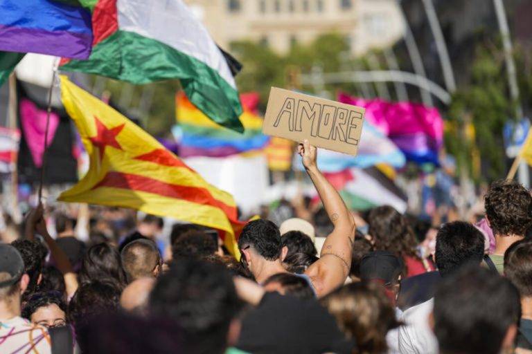 FOTOGRAFÍA. BARCELONA (REINO DE ESPAÑA), 29 DE JUNIO DE 2024. ORGULLO GAY 2024 BARCELONA (CATALUÑA). Manifestante LGTBIQ+ con bandera separatista anticatalana y, por ende, antiespañola. Cerca de 2.000 lesbianas, gays, transgéneros, transexuales, bisexuales, intersexuales, queer y el resto de identidades y orientaciones incluidas en el + (LGTBIQ+), según cifras del Ayuntamiento de Barcelona, han recorrido este sábado calles del centro de la ciudad en una manifestación para reivindicar la "libertad sexual y de género". Efe