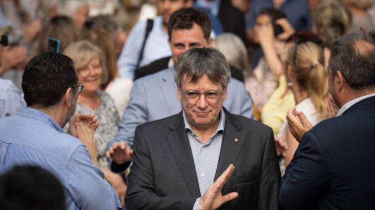 FOTOGRAFÍA. COLLIURE (FRANCIA), 06 DE JUNIO DE 2024. El regreso de Puigdemont se diluye.- Acto de campaña electoral Elecciones Europeas del 9 de junio de 2024 de la derechista cobarde separatista Junts per Catalunya (JxCat). El prófugo de la Justicia española, golpista también investigado por terrorismo y alta traición a la Unión Europea en los casos Tsunami Democrátic y Volhov, respectivamente, expresidente del Govern de la Generalitat de Catalunya y líder-fundador único de JxCat, Carles Puigdemont Casamajó, participa hoy en Colliure (Francia) en el mitin electoral de su formación, que podría tener al menos un representante de sus tres actuales en la Eurocámara el próximo domingo, según sondeos. Efe