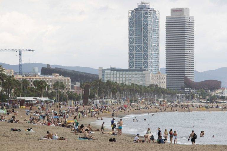 FOTOGRAFÍA. LA BARCELONETA (CIUDAD DE BARCELONA) BARCELONA (CATALUÑA) REINO DE ESPAÑA, 24 DE JUNIO DE 2024. Vista de la playa de la Barceloneta, en la ciudad de Barcelona (Cataluña) Reino de España, este lunes, donde esta pasada noche se congregaron miles de personas para celebrar la verbena de San Juan y que se ha vivido una violencia extrema y generalizada en toda esta comunidad autónoma con muertos, heridos graves y detenidos. Efe