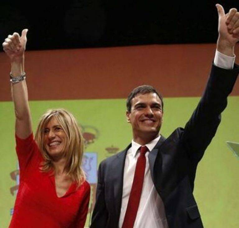 FOTOGRAFÍA. SANTA COLOMA DE GRAMENET (BARCELONA) REINO DE ESPAÑA, 18 DE SEPTIEMBRE DE 2015. El CIS dice que Pedro Sánchez ganaría las elecciones en España.- El secretario general del partido Socialista Obrero español (PSOE), Pedro Sánchez Pérez-Castejón, junto a su mujer, María Begoña Gómez Fernández (Begoña Gómez); y el candidato del partit dels Socialistes de Catalunya (PSC) a las elecciones catalanas, Miquel Octavi Iceta Llorenç (Miquel Iceta), han exhibido hoy una gran bandera del Reino de España, en una pantalla gigante, durante un mitin de los socialistas catalanes en Santa Coloma de Gramenet (Barcelona). Si bien el acto ha arrancado con una 'senyera' -bandera catalana- en la pantalla situada en la parte posterior del escenario, ha sido cuando el discurso de Iceta llegaba a su fin cuando ha aparecido una gran bandera rojigualda en la pantalla, de 4,40 metros de anchura y 2,60 de altura, según han explicado a Efe los organizadores. "El otro día criticaban a Pedro Sánchez Pérez-Castejón que había ido a Madrid y había puesto una bandera española inmensa, pero que cuando va a Cataluña no la ve". "Que aquí no ponen la bandera española". "Pues esto lo arreglamos en un 'pís-pás'". "¡Ponedme la bandera, por favor!", ha dicho Iceta, entre aplausos de los asistentes cuando ha aparecido la bandera española. El líder del PSC ha reivindicado el escudo de la bandera del Reino de España cómo "el único símbolo que tenemos realmente federal", al unir los diferentes reinos de España, ha relatado. "Eso somos y hemos llegado aquí porque estamos juntos", ha añadido. "Cuando queremos seguir juntos somos esa bandera, respetando nuestras diferencias y sumando, compartiendo lo que nos une, la justicia social y querer hacer una sociedad cada día mejor", ha aseverado. Efe