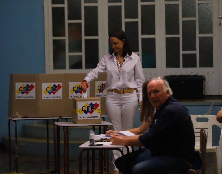 FOTOGRAFÍA. CARACAS (VENEZUELA), 28 DE JULIO DE 2024. Elecciones Venezuela| El CNE no confirma el cierre de mesas electorales. La líder opositor antchavista expulsada del proceso electoral, María Corina Machado Parisca, ejerciendo su derecho al voto este domingo a las elecciones Venezuela 2024, comicios a la Presidencia del Gobierno del país. "Por mis hijos, por los tuyos, por mis amigos presos, por cada venezolano a quien le impidieron votar hoy; y también por ti y por mi". "Ya han votado más de 9 millones de personas. Éste es el acto cívico más importante de nuestra historia". "Me siento profundamente orgullosa de ser venezolana". "Hoy, el anhelo de ser libres es ya una certeza", ha dicho la opositora. Lasvocesdelpueblo (Ñ Pueblo) 