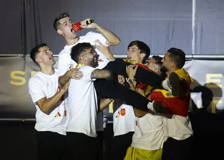 FOTOGRAFÍA. MADRID (REINO DE ESPAÑA), 15 DE JULIO DE 2024. El español Álvaro Morata con sus compañeros de equipo durante las celebraciones en la Plaza Cibeles tras ganar la Eurocopa 2024, en Madrid, España. Reuters
