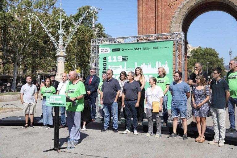 FOTOGRAFÍA. BARCELONA (REINO DE ESPAÑA), 25 DE JULIO DE 2024. Volvamos a las calles: Independencia.- Las bases de la antiEspaña presentan frente al Monumento Arco de Triunfo de Barcelona el aquelarre secesionista del 11-S 2024 con el motivo del Día de Cataluña (Diada de Catalunya 2024). Los portavoces de las principales asociaciones y entidades de la antiEspaña en Cataluña: Assemblea Nacional Catalana (ANC), Lluís LLach Grande; Òmnium Cultural, Xavier Antich Valero; Associació de Municipis per la Independència de Catalunya (AMI), Jordi Gaseni Blanch (ERC); el Consell de la República Catalana -que es sin eufemismo el "Consejo de Estado de la República Catalana", pilotado desde Waterloo (Bélgica) por el prófugo de la Justicia española Carles Puigdemont Casamajó (JxCat)-, Teresa Vallverdú Albornà (ERC); la Confederació Sindical Catalana (CSC) que también es conocida como "Intersindical-CSC" (I-CSC), comunista separatista Ester Rocabayera Jordan; y el Centro Internacional Escarré para las Minorías Étnicas y Nacionales (CIEMEN), David Minoves Llucià; hacen un "llamamiento a convertir el Día de Cataluña en una gran manifestación de la República Catalana". También estuvo presente la ultra coordinadora de la Comisión de Movilización de la ANC, Elisenda Romeu Olle. Lasvocesdelpueblo (Ñ Pueblo)