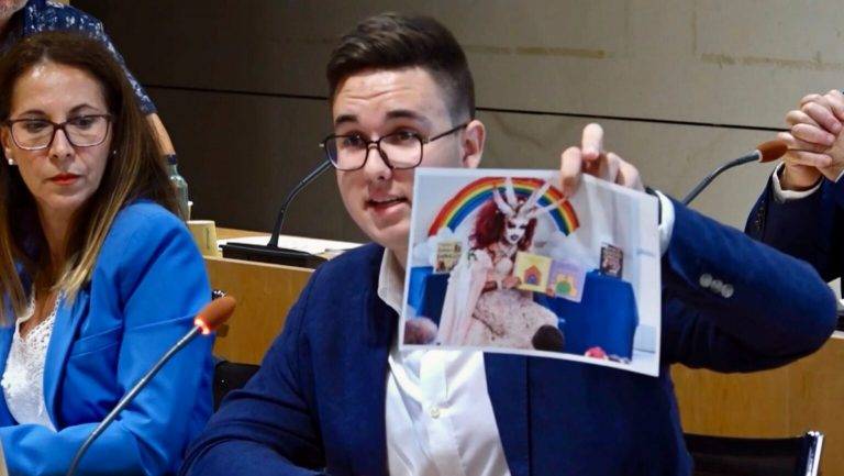 FOTOGRAFÍA. SALOU (TARRAGONA) REINO DE ESPAÑA, 28 DE JUNIO DE 2024. Axinte pide combatir la amenaza para mujeres y LGTBIQ+. El concejal del Grupo Municipal de VOX en el Ayuntamiento de Salou, en la provincia de Tarragona (Comunidad autónoma de Cataluña), Paul Daniel Axinte Axinte (d), a líder del partido verde en Salou, Ana Belén Rodríguez Ros (i), ha manifestado su profunda preocupación por las actividades propuestas por el Gobierno municipal progre con motivo del Día del Orgullo gay —lesbianas, gays, transgéneros, transexuales, bisexuales, intersexuales, queer, el resto de identidades y orientaciones incluidas en el + (LGTBIQ+)—. Lasvocesdelpueblo (Ñ Pueblo)