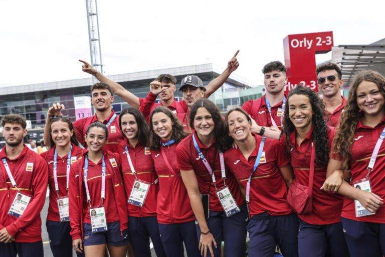 FOTOGRAFÍA. PARÍS (FRANCIA), 23 DE JULIO DE 2024. La delegación española de natación llegó a París este martes por la tarde para competir en los Juegos Olímpicos, con el nadador Hugo González como principal baza para ganar una medalla en este deporte. Efe