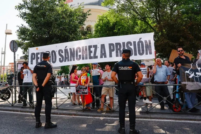 FOTOGRAFÍA. MADRID (REINO DE ESPAÑA), 05 DE JULIO DE 2024. El rector se reunía con la mujer de Sánchez en Moncloa.- Detalle de varias personas protestan en las inmediaciones del Juzgado de Instrucción número 41 de Madrid este viernes con pancarta "Pedro Sánchez a prisión". María Begoña Gómez Fernández (Begoña Gómez), mujer del presidente del Gobierno, Pedro Sánchez Pérez-Castejón, ha llegado pasadas las 10:18 horas a los juzgados madrileños de Plaza de Castilla para declarar como investigada por presunto tráfico de influencias en relación a varios contratos adjudicados al empresario Juan Carlos Barrabés. Se trata de una querella del sindicato español Manos Limpias, a la que se unió la asociación Hazte Oír y el partido político VOX, los de Santiago Abascal Conde como acusación popular. Efe