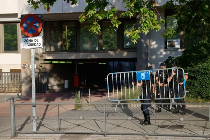 Begona gomez, mujer de sanchez, corrupción, La imputada mujer de Sánchez declara por corrupción (4) FOTOGRAFÍA. MADRID (REINO DE ESPAÑA), 05 DE JULIO DE 2024. Detalle de La policía monta un cordón de seguridad a las puertas del Juzgado de Instrucción número 41 de Madrid donde el juez Juan Carlos Peinado interroga este viernes a la esposa de Sánchez. María Begoña Gómez Fernández (Begoña Gómez), mujer del presidente del Gobierno, Pedro Sánchez Pérez-Castejón, ha llegado pasadas las 10:18 horas a los juzgados madrileños de Plaza de Castilla para declarar como investigada por presunto tráfico de influencias en relación a varios contratos adjudicados al empresario Juan Carlos Barrabés. Se trata de una querella del sindicato español Manos Limpias, a la que se unió la asociación Hazte Oír y el partido político VOX, los de Santiago Abascal Conde como acusación popular. Efe