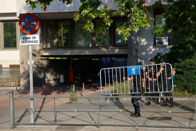 FOTOGRAFÍA. MADRID (REINO DE ESPAÑA), 05 DE JULIO DE 2024. Detalle de La policía monta un cordón de seguridad a las puertas del Juzgado de Instrucción número 41 de Madrid donde el juez Juan Carlos Peinado interroga este viernes a la esposa de Sánchez. María Begoña Gómez Fernández (Begoña Gómez), mujer del presidente del Gobierno, Pedro Sánchez Pérez-Castejón, ha llegado pasadas las 10:18 horas a los juzgados madrileños de Plaza de Castilla para declarar como investigada por presunto tráfico de influencias en relación a varios contratos adjudicados al empresario Juan Carlos Barrabés. Se trata de una querella del sindicato español Manos Limpias, a la que se unió la asociación Hazte Oír y el partido político VOX, los de Santiago Abascal Conde como acusación popular. Efe