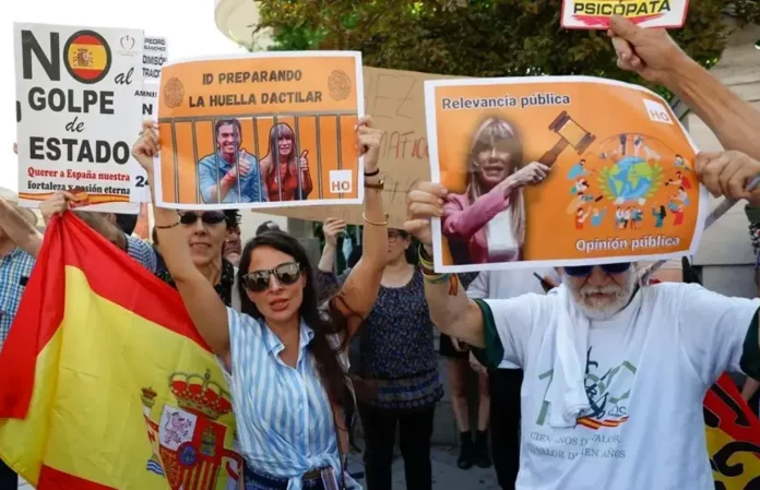 Begona gomez, mujer de sanchez, corrupción, La imputada mujer de Sánchez declara por corrupción (5) FOTOGRAFÍA. MADRID (REINO DE ESPAÑA), 05 DE JULIO DE 2024. El juez investiga si la mujer de Sánchez incurrió en corrupción.- Detalle de varias personas protestan en las inmediaciones del Juzgado de Instrucción número 41 de Madrid este viernes. María Begoña Gómez Fernández (Begoña Gómez), mujer del presidente del Gobierno, Pedro Sánchez Pérez-Castejón, ha llegado pasadas las 10:18 horas a los juzgados madrileños de Plaza de Castilla para declarar como investigada por presunto tráfico de influencias en relación a varios contratos adjudicados al empresario Juan Carlos Barrabés. Se trata de una querella del sindicato español Manos Limpias, a la que se unió la asociación Hazte Oír y el partido político VOX, los de Santiago Abascal Conde como acusación popular. Efe
