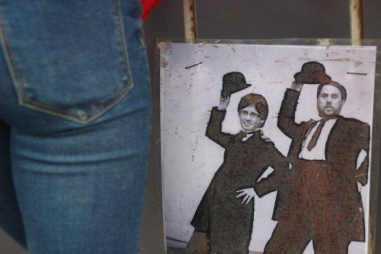 FOTOGRAFÍA. CABRILS (BARCELONA) REINO DE ESPAÑA 26.08.2018. Junqueras y Puigdemont no amnistiados.- La disidencia española muestra en su cartel improvisado a los principales delincuentes golpistas —el expresidente del Gobierno de la Generalidad, Carles Puigdemont  Casamajó (i), y el vicepresidente del Govern de la Generalitat de Catalunya, Oriol Junqueras Vies (d). Los voluntarios de la gran manifestación de la Resistencia contra el golpe, que tendrá lugar en Barcelona el próximo sábado 9 de septiembre de 2018 y organizada por el empresario español Manuel Opazo, llamado "9-S", resisten en Cabrils, comarca del Maresme (Barcelona) Reino de España. Los Mozos de Escuadra, Policía de la Generalidad de Cataluña, identifiquen a periodistas españoles, tras una llamada de un "mozo separatista" integrante de los grupos violentos secesionistas autoproclamados "Comité de Defensa de la República Catalana (CDR)". "La Policía política" del secesionismo amarilla pretende que los profesionales borren las imágenes de sus compañeros separatistas integrantes de los CDR contra el Reino de España y a favor del golpismo en Cataluña. Los periodistas, como no podría ser de otra manera, han rechazado el borrado de su trabajo hasta final, en defensa de la libertad de expresión, mientros otros publicaban las imágenes de los Mozos identificando a los periodistas en redes sociales para que conste que en Cataluña hay un régimen totalitario que persigue ya a la prensa. Lasvocesdelpueblo (Ñ Pueblo)