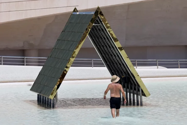 FOTOGRAFÍA. VALENCIA (COMUNIDAD VALENCIANA) REINO DE ESPAÑA, 10 DE JULIO DE 2024. Un hombre se refresca en una de los lagos de la Ciudad de las Artes y las Ciencias —un complejo arquitectónico, cultural y de entretenimiento de la ciudad de Valencia.​​ El complejo, de estilo neofuturista, fue diseñado por Santiago Calatrava y Félix Candela.​ Fue inaugurado el 9 de junio de 1998 con la apertura de El Hemisférico—. Efe