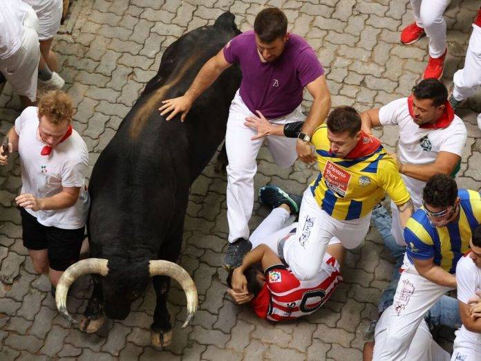 Cuarto encierro Sanfermines 2024 5 trasladados al hospital FOTOGRAFÍA. PAMPLONA (NAVARRA) REINO DE ESPAÑA, 10/07/2024.- Los toros de la ganadería de Fuente Ymbro entran en la curva de Mercaderes en el cuarto encierro de los Sanfermines este miércoles en Pamplona. Efe