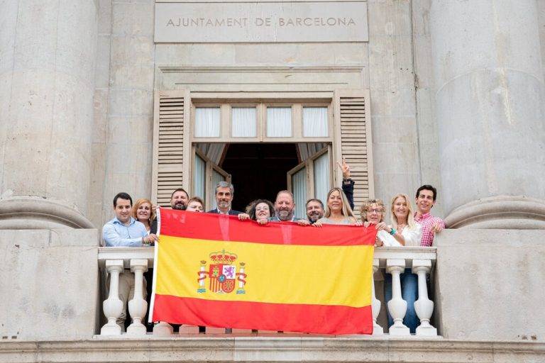 FOTOGRAFÍA. BARCELONA (REINO DE ESPAÑA),BB 15 DE JULIO DE 2024. Oro-Pulido pide exhibición de Eurocopa en Saló de Cent.- Esta mañana, los concejales de VOX, Gonzalo de Oro-Pulido Plaza y Liberto Senderos Oliva, acompañados por miembros de la formación en la ciudad de Barcelona, han colgado la bandera del Reino de España en el balcón principal del Ayuntamiento de Barcelona, en Plaza Sant Jaume, para celebrar la victoria del Reino de España en la Eurocopa 2024 de Alemania. Lasvocesdelpueblo (Ñ Pueblo)