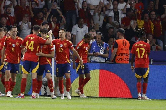 El Reino de España es campeón de Europa 7 de 7, Reino de España, eurocopa 2024, eurocopa Alemania, (2) FOTOGRAFÍA. BERLÍN (ALEMANIA), 14 DE JULIO DE 2024. Temperaturas de hasta 40 grados en el Reino de España. El delantero de la selección española Nico Williams (d) celebra con sus compañeros el gol marcado ante la selección inglesa para poner el 1-0 a favor del combinado español, durante el encuentro correspondiente a la final de la Eurocopa que disputaron España e Inglaterra en el Estadio Olímpico de Berlín. Efe