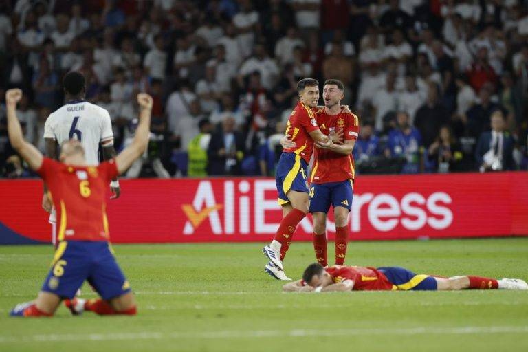 FOTOGRAFÍA. BERLÍN (ALEMANIA), 14 DE JULIO DE 2024. Nico Williams y Lamine Yamal celebran el segundo gol del equipo español durante el encuentro correspondiente a la final de la Eurocopa que disputaron Inglaterra en el Estadio Olímpico de Berlín. Efe