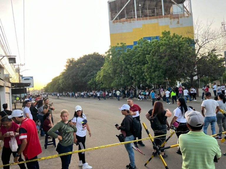 FOTOGRAFÍA. VENEZUELA, DOMINGO 28 DE JULIO DE 2024. Varios arrestos arbitrarios y asesinato en Venezuela por el comunismo. Elecciones Venezuela| Oposición denuncia "violación a la Constitución".- las colas para votar en Venezuela este domingo en los comicios a la Presidencia del gobierno del país, donde los venezolanos eligen entre la continuidad del socialismo (comunismo/chavismo) liderado por el dictador comunista Nicolás Maduro Moro -candidato a la reelección- y el cambio radical: la libertad y la vida, que representa la coalición opositora Mesa de Unidad Democrática (MUD) con candidato, el exembajador de Venezuela, Edmundo González Urrutia, junto a la excandidata expulsada del proceso electoral, María Corina Machado Parisca. La verdad es que la oposición ha movilizado excesivamente durante la precampaña y campaña electoral mientras los chavistas no estaban emocionados y parecían haber perdido la ilusión tras unos 25 años del socialismo que han abocado el país a la destrucción total y acabado con prácticamente todos los sueños de los propios chavistas. Si bien podrán votar hoy tapando la nariz ante incertidumbre por un cambio en el que podrían ver como desaparecen sus subvenciones y ayudas para continuar en la miseria. Lasvocesdelpueblo (Ñ pueblo)