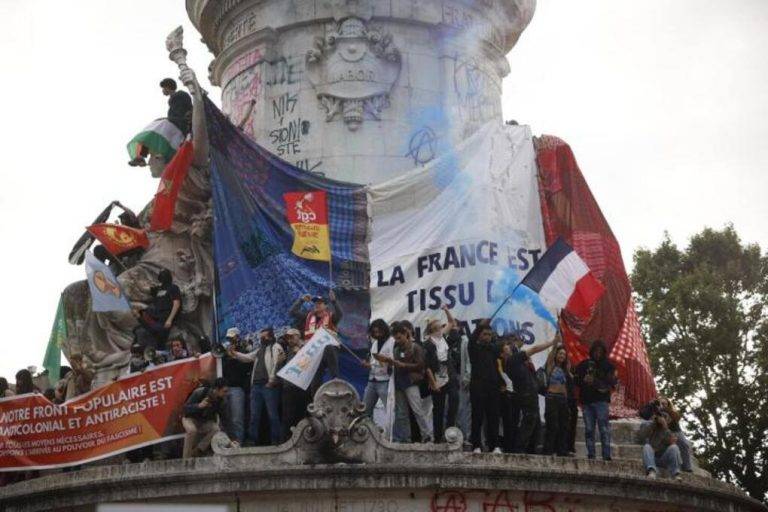FOTOGRAFÍA. PARÍS (FRANCIA), 07 DE JULIO DE 2024. Simpatizantes extremistas de la coalición comunista junto a minorías extremistas, antisemitas, separatistas e islamistas Nuevo Frente Popular (NFP) del neocomunista y extremista Jean-Luc Mélenchon, reacciona tras los resultados de la segunda vuelta de las elecciones legislativas en París, Francia, 07 de julio de 2024, que ha ganado las elecciones cuando nadie se lo esperaba gracias al veto macronista y derechista cobarde al patriotismo francés: la cruzada progre —Partido Socialista en vía de desaparición, La República en Marcha (LREM) ahora llamado «Renaissance (RE)», en español «Renacimiento», del actual presidente de Francia Emmanuel Jean-Michel Frédéric Macron (Emmanuel Macron) y el Partido Popular en vía de desaparición y conocido como «Los Republicanos» con las siglas LR— todos pidiendo sin pudor el voto para la extrema izquierda antisemita e islamista de Mélenchon. Francia votó el 7 de julio para la segunda vuelta de las elecciones legislativas. Según los primeros resultados oficiales, la alianza ultraizquierda Le Nouveau Front Populaire (NFP) se adelantó a la elección gobernante del presidente francés Macron. Efe