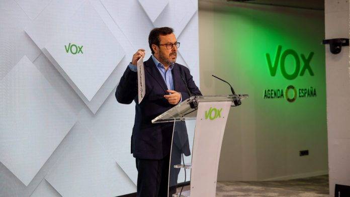 Fuster, sede VOX, Calle Bambú 12, FOTOGRAFÍA. MADRID (REINO DE ESPAÑA), 29 DE JULIO DE 2024. El portavoz nacional de VOX, José Antonio Fúster Lamelas, ha destacado hoy en rueda de prensa que la letrada de VOX, Marta Castro Fuentes, será la única representante de la acusación popular que irá mañana a la Presidencia del Gobierno del Reino de España, La Moncloa, para interrogar al Presidente de Gobierno de coalición comunista y secretario general del Partido Socialista Obrero Español (PSOE), Pedro Sánchez Pérez-Castejón, junto al juez instructor, ya que el partido que preside Santiago Abascal Conde ha unificado todas las acusaciones populares personadas en el caso y ha sido designado por el juez como "interrogadora en las testificales" de mañana martes. Lasvocesdelpueblo (Ñ Pueblo)