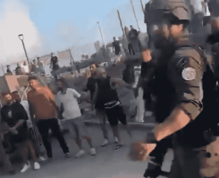 FOTOGRAFÍA. MAJDAL SHAMS (MONTE HERMÓN) COMUNIDAD DRUSA/PUEBLO DRUSO BAJO ADMINISTRACIÓN DEL ESTADO DE ISRAEL, 27 DE JULIO DE 2024. Las Fuentes de las Fuerzas de Defensa de Israel (FDI) llegan en la zona de la masacre. La Comunidad Drusa deja paso a los Servicios de Emergencia para evacuar a los heridos tras la masacre de al menos 14 niños y otros 35 heridos por parte del grupo terrorista islamista libanés y socio de Irán Hezbolá, en el municipio de Majdal Shams, en en las estribaciones meridionales del monte Hermón, al norte de los Altos del Golán, bajo administración del Estado de Israel antes por Siria, donde decenas de "niños estaban jugando al fútbol". Lasvocesdelpueblo (Ñ Pueblo)