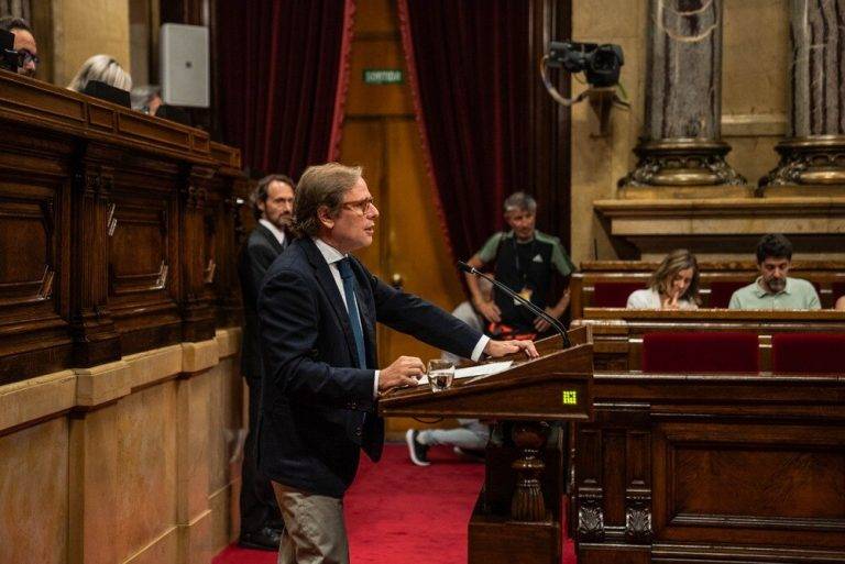 FOTOGRAFÍA. BARCELONA (REINO DE ESPAÑA), 11 DE JULIO DE 2024. Separatismo y socialismo son 2 caras de la misma moneda o moneda con mucha cara. El portavoz del grupo parlamentario de VOX, Joan Garriga Doménech, ha denunciado que la reforma solo pretende facilitar el voto telemático de "golpistas que huyeron de la justicia" como "Carles Puigdemont Casamajó, Lluís Puig Gordi y Rubén Wagensberg Ramón", favorecer a los "quemacontainers de la CUP", para que puedan conformar "grupo propio", e impulsar un "nuevo método para vetar a VOX". Lasvocesdelpueblo (Ñ Pueblo)