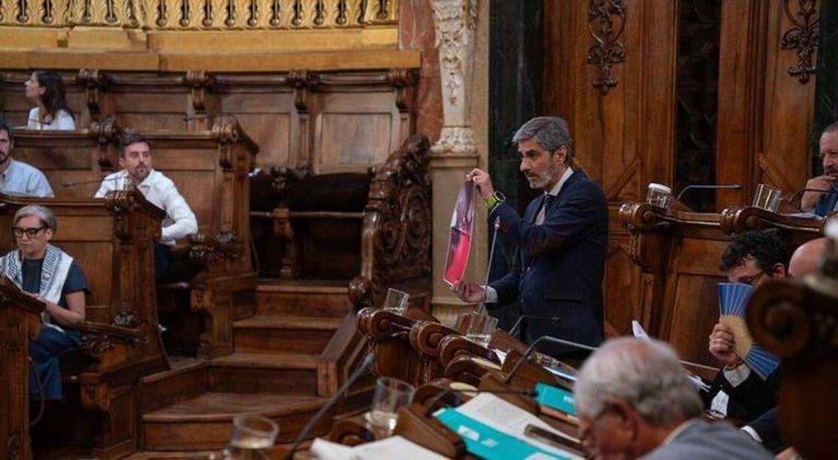 FOTOGRAFÍA. BARCELONA (REINO DE ESPAÑA), 26 DE JULIO DW 2024. El presidente del Grupo Municipal de VOX en el Ayuntamiento de Barcelona, Gonzalo de Oro-Pulido Plaza, ha recordado en su intervención que durante los seis primeros meses de 2024, han llegado a Cataluña un "total de 1.455 Menores Extranjeros No Acompañados (MENA), muchos de estos han acabado durmiendo en suelos de comisarías, asentamientos y casas okupadas, provocando un evidente aumento de la inseguridad y deterioro de la convivencia en los barrios". Lasvocesdelpueblo (Ñ Pueblo)