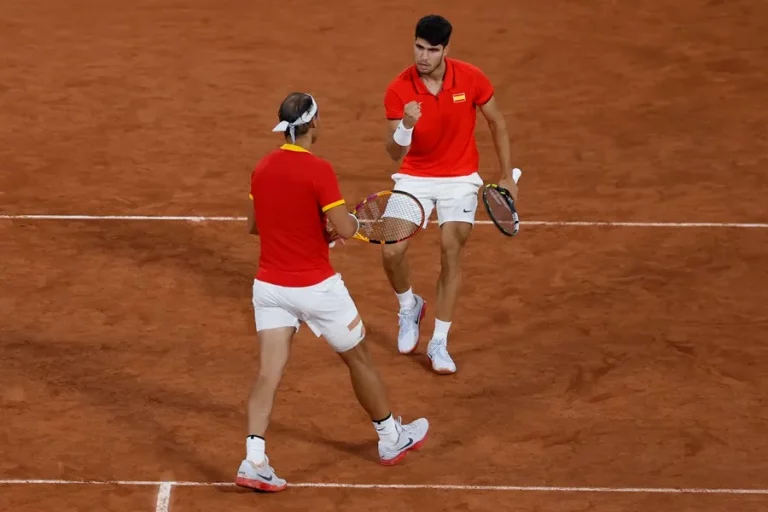 FOTOGRAFÍA. PARÍS (FRANCIA), JUEGOS OLÍMPICOS PARÍS 2024. Nadal y Alcaraz brillan hacia segunda ronda. Los españoles Rafael Nadal y Carlos Alcaraz celebran la victoria en el partido de dobles en los Juegos Olímpicos de París 2024. Efe