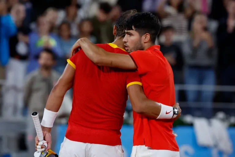 FOTOGRAFÍA. PARÍS (FRANCIA), JUEGOS OLÍMPICOS PARÍS 2024. Temperaturas extremadamente altas en el Reino de España . Nadal y Alcaraz brillan hacia segunda ronda. Los españoles Rafael Nadal y Carlos Alcaraz celebran la victoria en el partido de dobles en los Juegos Olímpicos de París 2024. Efe