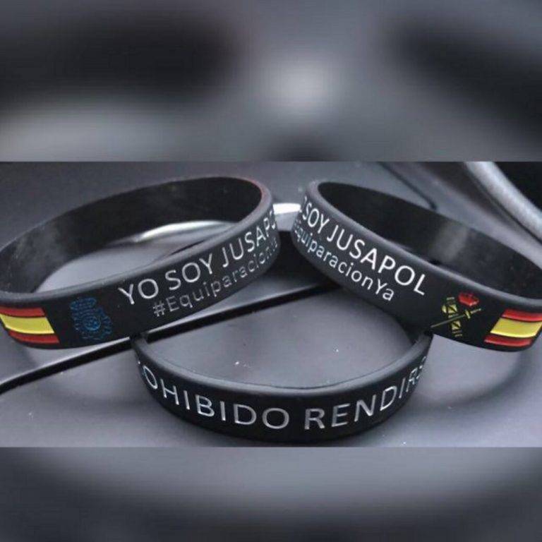 FOTOGRAFÍA. BARCELONA (REINO DE ESPAÑA), 20 DE ENERO DE 2018. La Justicia podría anular el diseño industrial a JUSAPOL y JUPOL.- Detalle de una propaganda de la manifestación de este mediodía en las calles de Barcelona, de la asociación policial Justicia Salarial Policial (JUSAPOL). "Cuando tu policía te necesita". Más de 160 mil personas claman 'justicia salarial' bajo 'equiparación ya' en la Vía Layetana de Barcelona, en la marcha multitudinaria que ha empezado a las 12:00 horas del mediodía en Plaza Urquinaona de Barcelona, para recorrer la ciudad hasta las Puertas del Parlamento de Cataluña (Estación de Francia), seguir por la Plaza Arco de Triunfo, pasando ante el Tribunal Superior de Justicia de Cataluña, volver en Plaza Urquinaona y finalizar en Plaza de Cataluña donde ha habido parlamentos de los responsable de Jusapol, plataforma de Policías Nacionales y Guardias Civiles. Lasvocesdelpueblo (Ñ Pueblo).