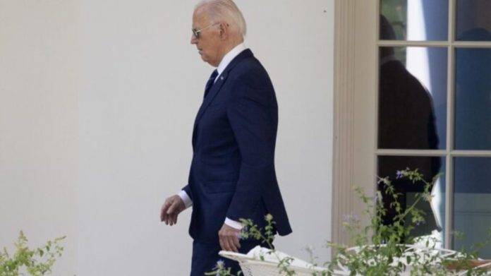 FOTOGRAFÍA. WASHINGTON (ESTADOS UNIDOS DE AMÉRICA), 15 DE JULIO DE 2024. Pasar el testigo| Se le está agotando la paciencia con Biden.- El presidente estadounidense y candidato del socialismo (Partido Demócrata) y globalismo (Nuevo Orden Mundial) a la reelección, Joseph Robinette Biden Jr. (Joe Biden), camina fuera del ala oeste para salir del jardín sur de la Casa Blanca por Marine One, en Washington, DC, EE. UU., el 15 de julio de 2024. Efe