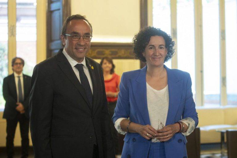 FOTOGRAFÍA. BARCELONA (REINO DE ESPAÑA), 18 DE JULIO DE 2024. Investidura Illa| Negociación en marcha entre ERC y PSC. Insólita imagen de la alta traición al Reino de España por su propias autoridades gubernamentales desde el Gobierno del Reino de España. Dos golpistas de 2017 vuelvan en las instituciones como si no hubiera pasado nada. El el indultado delincuente secesionista de la derechista cobarde Junts per Catalunya (JxCat), ahora presidente del Parlament autonómic de Catalunya, Josep Rull Andreu (i), recibió este mediodía en audiencia a su colega de la antiEspaña, prófuga de la Justicia española hasta el archivo de la causa sobre el terrorismo separatista en Cataluña (Caso Tsunami Democrátic) en la que se hacía llamar "Matagallos", en dialecto catalán: "Matagalls" y secretaria general de la ultraizquierda separatista Esquerra Republicana de Catalunya (ERC), Marta Rovira Vergés (d), con motivo de su reciente retorno a España. Efe