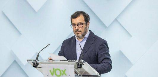 FOTOGRAFÍA. MADRID (REINO DE ESPAÑA), 15 DE JULIO DE 2024. Falsos niños| La mayoría de MENAS son "adultos".- El portavoz Nacional de VOX y diputado de este partido en la Asamblea de la Comunidad de Madrid, José Antonio Fúster Lamelas, ha recordado que la semana pasada la dirección nacional del PP decidió "romper los acuerdos de gobierno con VOX al obligar a sus presidentes autonómicos a unirse" al presidente del Gobierno de coalición comunista del Reino de España y secretario general del PSOE, "Pedro Sánchez Piñerez-Castejón, para el reparto" de inmigrantes ilegales "Menores Extranjeros No Acompañados (MENA)". lasvocesdelpueblo (Ñ Pueblo)