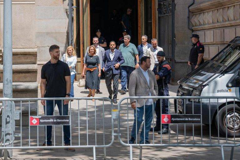 FOTOGRAFÍA. BARCELONA (REINO DE ESPAÑA), 15 DE JULIO DE 2024. Garriga: VOX logrará que la libertad reine en Cataluña.- Juicio al ataque de grupos separatistas, inmigrantes ilegales y ultraizquierda contra casi un cuarto millón de catalanes, partidarios de VOX, que tuvo lugar en el barrio de El Raval (ciudad de Barcelona el pasado 2 de septiembre de 2020. Ante la prensa, el también secretario general de VOX, Ignacio Garriga Vaz de Conceição, junto a la diputada y portavoz adjunta del Grupo Parlamentario de la Resistencia en el Parlament de Catalunya, María Elisa García Fuster, ha hecho un paralelismo con la cuestión del fundo de ataque: inseguridad, invasión migratoria, destrucción de la cultura española, etc. con la decisión del Comité Ejecutivo Nacional (CEN) de VOX del pasado jueves 11 de julio de 2024 de salir de todos los Gobiernos autonómico en coalición con el socialismo y globalismo azul (Partido Popular, PP) antes que traicionar a los españoles. Lasvocesdelpueblo (Ñ Pueblo)