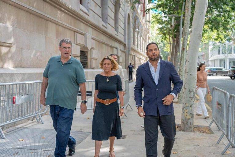 FOTOGRAFÍA. BARCELONA (REINO DE ESPAÑA), 15 DE JULIO DE 2024. Vox no investirá al "separatista camuflado Salvador Illa".- Juicio al ataque de grupos separatistas, inmigrantes ilegales y ultraizquierda contra casi un cuarto millón de catalanes, partidarios de VOX, que tuvo lugar en el barrio de El Raval (ciudad de Barcelona el pasado 2 de septiembre de 2020. Ante la prensa, el también secretario general de VOX, Ignacio Garriga Vaz de Conceição, junto a la diputada y portavoz adjunta del Grupo Parlamentario de la Resistencia en el Parlament de Catalunya, María Elisa García Fuster, ha hecho un paralelismo con la cuestión del fundo de ataque: inseguridad, invasión migratoria, destrucción de la cultura española, etc. con la decisión del Comité Ejecutivo Nacional (CEN) de VOX del pasado jueves 11 de julio de 2024 de salir de todos los Gobiernos autonómico en coalición con el socialismo y globalismo azul (Partido Popular, PP) antes que traicionar a los españoles. Lasvocesdelpueblo (Ñ Pueblo)