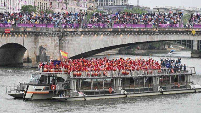 FOTOGRAFÍA. PARÍS (FRANCIA), 26/07/2024.- La selección española desfila por el río Sena, durante la ceremonia de inauguración de los Juegos Olímpicos de París 2024, este viernes en la capital francesa. Efe